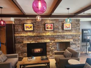 Posezení v ubytování Banff Inn