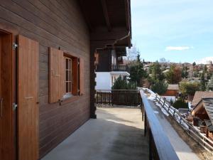 Balkón nebo terasa v ubytování Chalet Anusach by Interhome