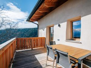 Ein Balkon oder eine Terrasse in der Unterkunft Apartment Dolomiten by Interhome