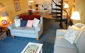 een woonkamer met 2 banken en een keuken bij Seven Springs 3 Bedroom Standard Condo with Private Deck condo in Champion