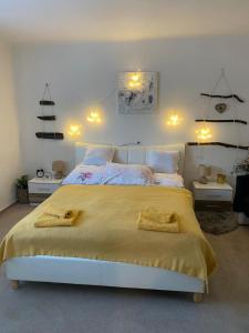 um quarto com uma cama grande e 2 mesas de cabeceira em Ubytovanie Dana em Piešťany