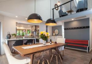 een keuken en eetkamer met een houten tafel en stoelen bij 758 Broadway House in Sonoma