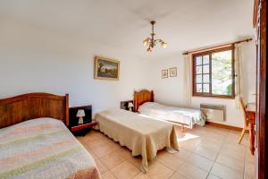 Cama o camas de una habitación en Maison de 3 chambres avec piscine partagee jardin clos et wifi a Lagrasse