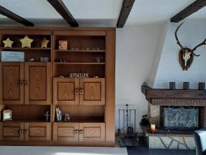 sala de estar con armarios de madera y chimenea en Apartment Stgirat Bellaval by Interhome, en Valbella