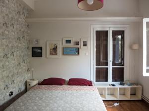 een slaapkamer met een bed en een raam bij 90m2 lovely 1-bedroom apartment in Paleo Faliro in Athene