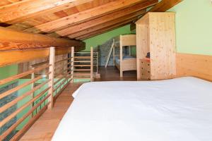 1 Schlafzimmer mit 1 Bett und 2 Etagenbetten in der Unterkunft Civico 2 in Marmora