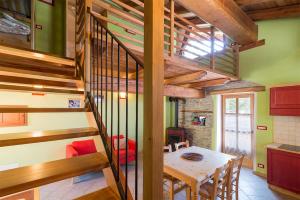 eine Küche und ein Esszimmer mit einer hölzernen Wendeltreppe in der Unterkunft Civico 2 in Marmora