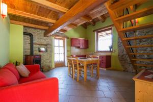 ein Wohnzimmer mit einem roten Sofa und einem Tisch in der Unterkunft Civico 2 in Marmora