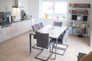 a kitchen with a dining room table and chairs at Ferienwohnung Arendsee in Arendsee