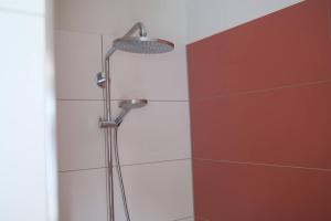 een badkamer met een douche met een lampje bij Ferienwohnung Arendsee in Arendsee