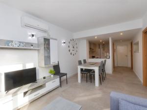 TV a/nebo společenská místnost v ubytování Apartment Karma by Interhome