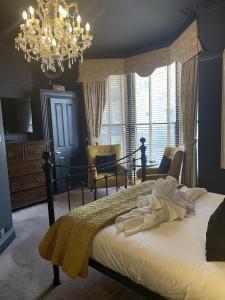 um quarto com uma cama e um lustre em The Twenty One em Brighton & Hove