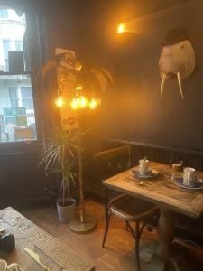 uma sala de jantar com uma mesa e um candeeiro em The Twenty One em Brighton & Hove