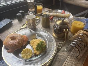 una mesa con un plato de comida para el desayuno. en The Twenty One en Brighton & Hove