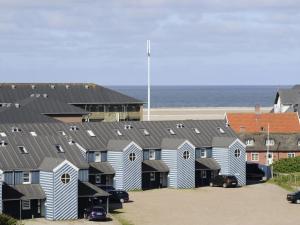 een rij huizen met de oceaan op de achtergrond bij Apartment Halina - 100m from the sea in Western Jutland by Interhome in Fanø