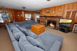 ein Wohnzimmer mit einem großen Sofa und einem Kamin in der Unterkunft 3664 Birch Avenue cabin in South Lake Tahoe