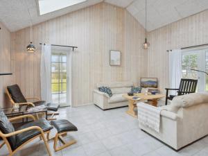 Posezení v ubytování Holiday Home Thorth - 1-3km from the sea by Interhome