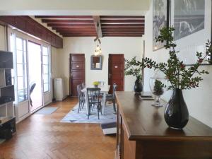 eine Küche und ein Esszimmer mit einem Tisch und Stühlen in der Unterkunft Villa DOUS REPAOUS pour 5 personnes entre lac et océan in Soorts-Hossegor