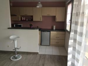 a kitchen with a counter and a stool in a room at Studio Disneyland Paris - Terrasse in Montévrain +13 photos