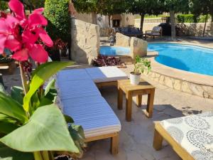 Bazen u objektu 8 bedrooms villa with private pool enclosed garden and wifi at Alforja ili u blizini