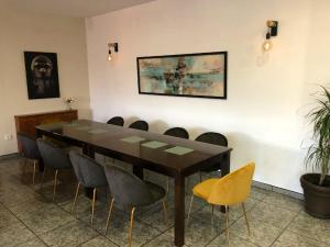 sala konferencyjna ze stołem i krzesłami w obiekcie 8 bedrooms villa with private pool enclosed garden and wifi at Alforja w mieście Alforja
