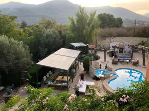 widok na podwórko z basenem w obiekcie 8 bedrooms villa with private pool enclosed garden and wifi at Alforja w mieście Alforja