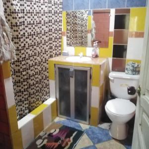 Ένα μπάνιο στο Agradable granja cerca a un río de agua fresca.