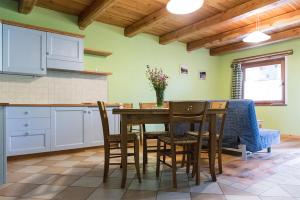 Una cocina y un comedor con mesa y sillas. en Civico 7, en Marmora