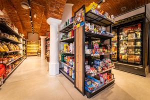 ein Supermarktgang mit Regalen voller Lebensmittel in der Unterkunft Hof Koch Seliger in Nobitz