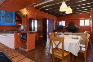 comedor con mesa y cocina en 5 bedrooms villa with private pool furnished terrace and wifi at Benaocaz, en Benaocaz