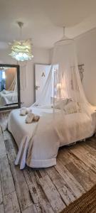 - une chambre avec un grand lit blanc et un grand miroir dans l'établissement Villa O Canto da Parra - Swimming Pool - WIFI - BY BEDZY, à Galé