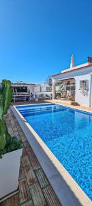 - une piscine en face d'une maison dans l'établissement Villa O Canto da Parra - Swimming Pool - WIFI - BY BEDZY, à Galé
