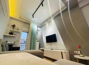 Televízia a/alebo spoločenská miestnosť v ubytovaní Luxury apartment in city center
