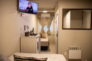 Hospedagem Vila Suiça Centro的电视和/或娱乐中心