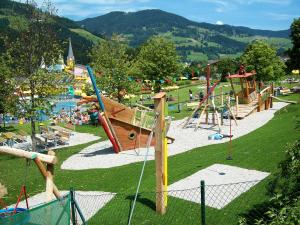 Plac zabaw dla dzieci w obiekcie Holiday Home Schwarzenegg by Interhome