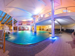 Basen w obiekcie Holiday Home Schwarzenegg by Interhome lub w pobliżu