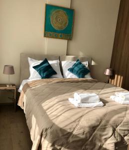 um quarto com uma cama com duas toalhas em Apartmani SOVA em Novi Pazar