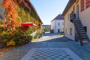 un vicolo con un ombrello rosso appeso a un edificio di Stilhaus-Zimmer im Herzen des Drautales a Feistritz an der Drau