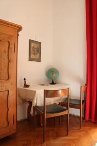 a table in a room with a table and a chair at Stilhaus-Zimmer im Herzen des Drautales in Feistritz an der Drau