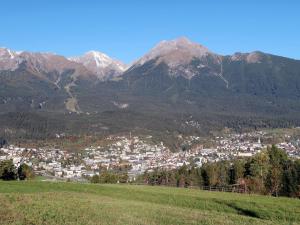 Vista generica sulle montagne o vista sulle montagne dall'interno della casa vacanze
