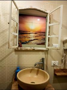 un lavandino in bagno con una foto dell'oceano di La Gemma delle 5 Terre a La Spezia