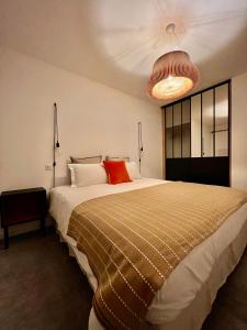 ポルティシオにあるSenteurs du Maquisのベッドルーム1室(大型ベッド1台、赤い枕付)
