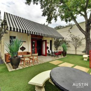 een huis met een patio met een tafel in de tuin bij Enjoy Poolside TVs and Private Cabanas off N Lamar in Austin