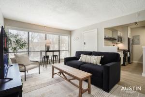 Η κουζίνα ή μικρή κουζίνα στο Enjoy Poolside TVs and Private Cabanas off N Lamar