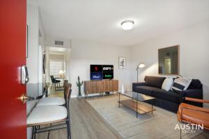 Μια τηλεόραση ή/και κέντρο ψυχαγωγίας στο Adorable N Lamar Living, Pool and Comfort for All