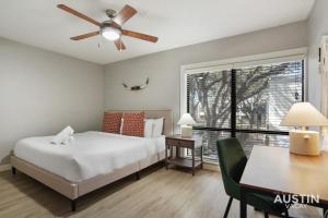Ένα ή περισσότερα κρεβάτια σε δωμάτιο στο Adorable N Lamar Living, Pool and Comfort for All +29 φωτογραφίες