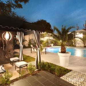 Πισίνα στο ή κοντά στο Adorable N Lamar Living, Pool and Comfort for All