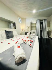 1 dormitorio con 1 cama con toallas en Appartement d'une chambre avec piscine partagee terrasse amenagee et wifi a Sainte Rose, en Sainte-Rose