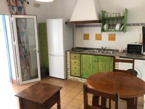 Kuchyňa alebo kuchynka v ubytovaní Apartamentos Cala Isabel