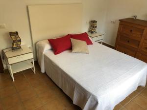 Posteľ alebo postele v izbe v ubytovaní Apartamentos Cala Isabel